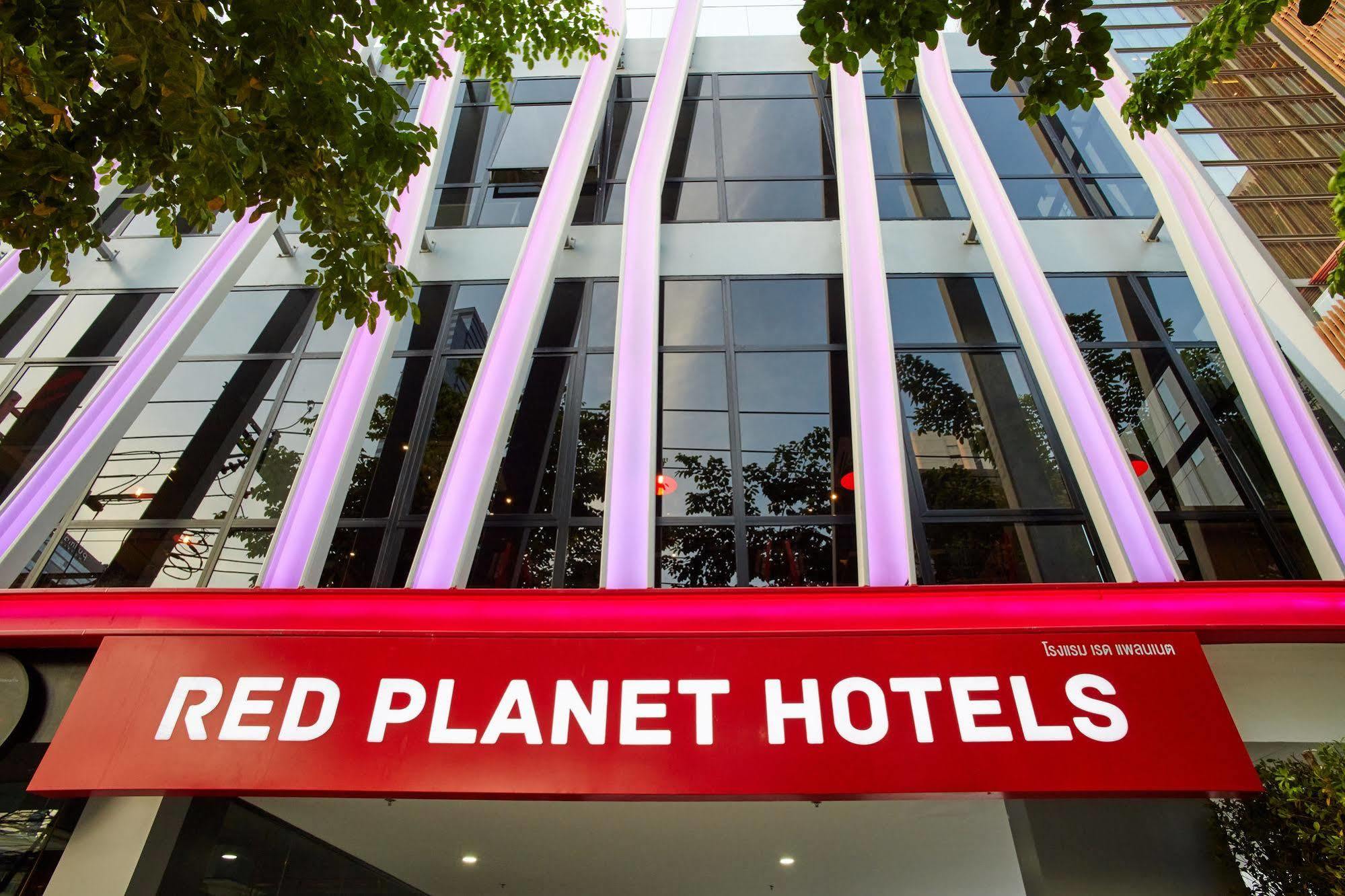 Red Planet Bangkok Surawong Hotel Exterior photo